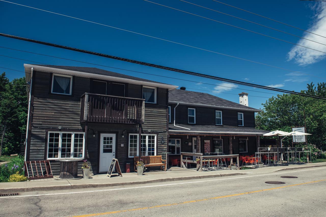 Auberge Et Salle De Spectacle La Fascine L'Isle-aux-Coudres Exteriör bild
